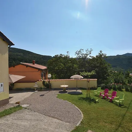 4 Bedroom Beautiful In Casa vacanze Črni Kal