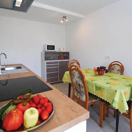 Casa vacanze 4 Bedroom Beautiful In Črni Kal