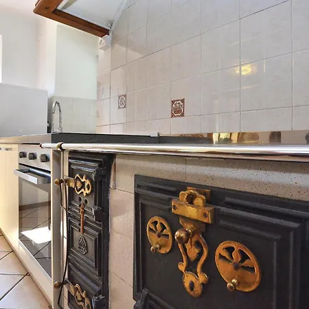 4 Bedroom Beautiful In Casa vacanze Črni Kal