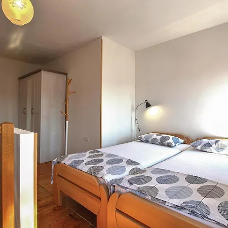 Casa de Férias 4 Bedroom Beautiful In Črni Kal