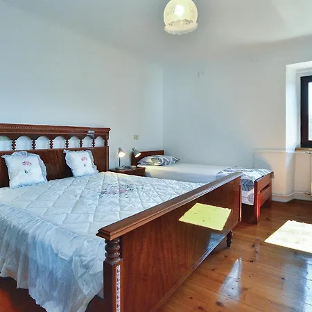 4 Bedroom Beautiful In Casa vacanze Črni Kal